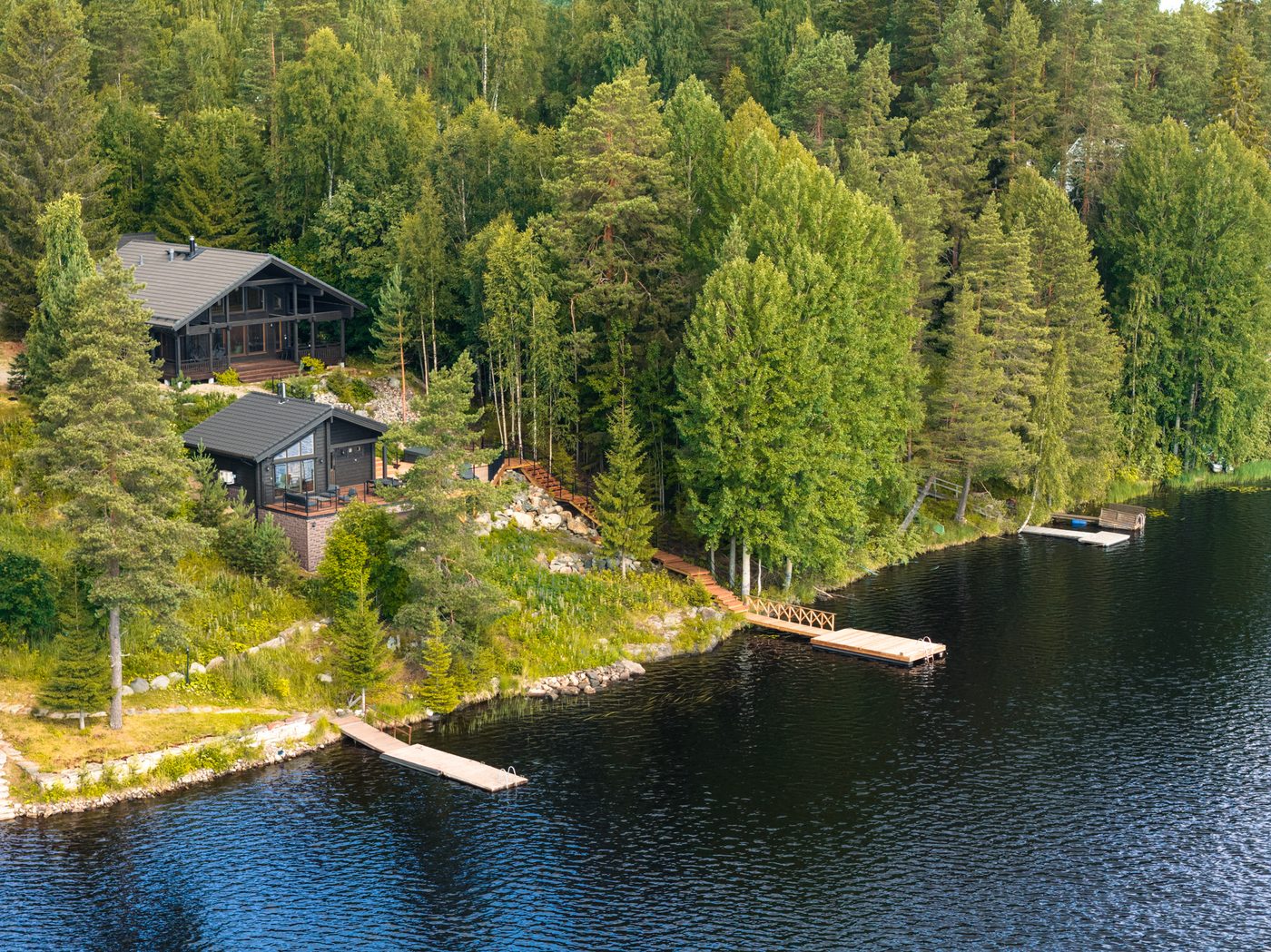 Ilmakuva huviloista järven rannalla