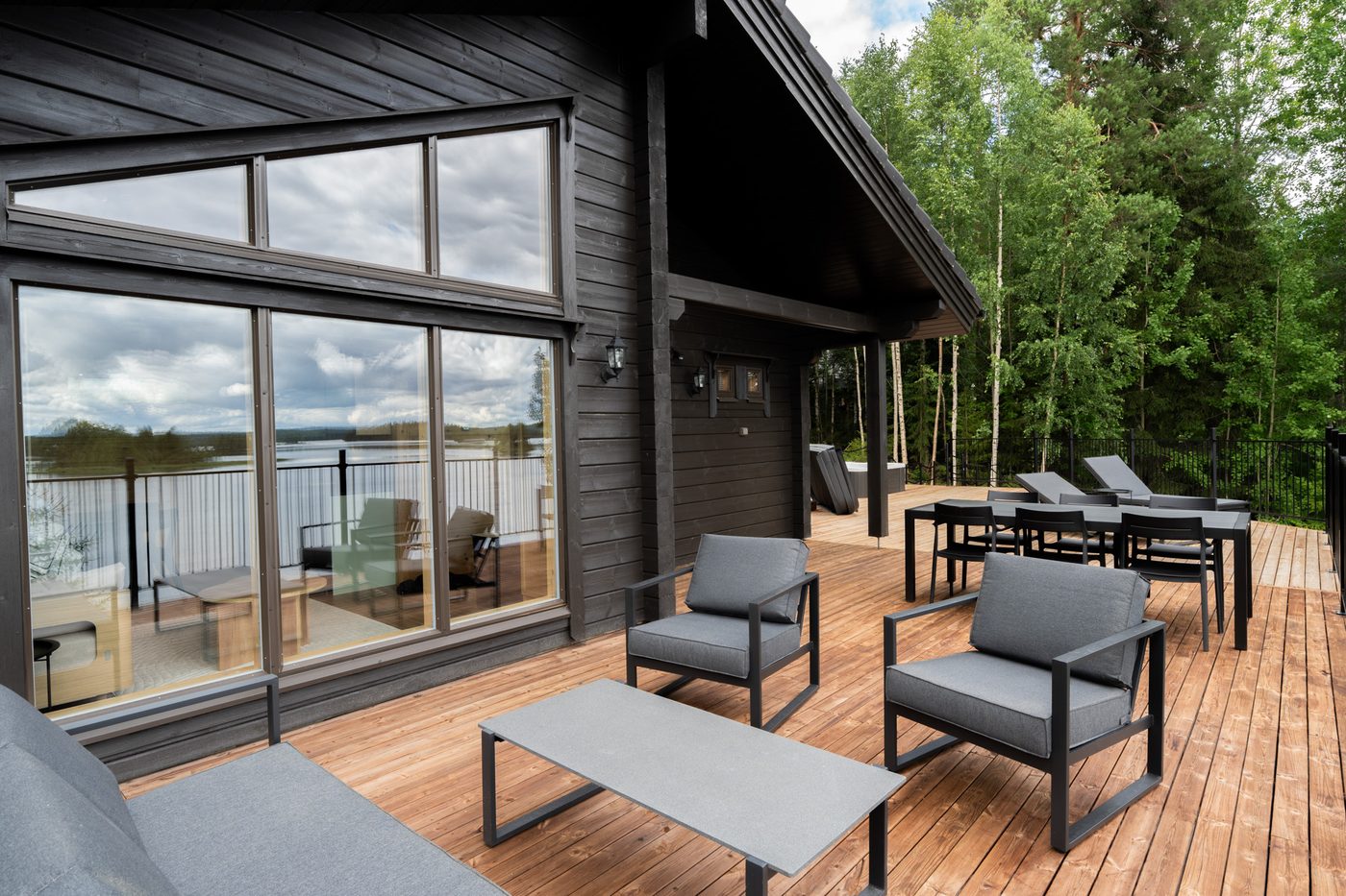 Huvila ja terassi järven rannalla
