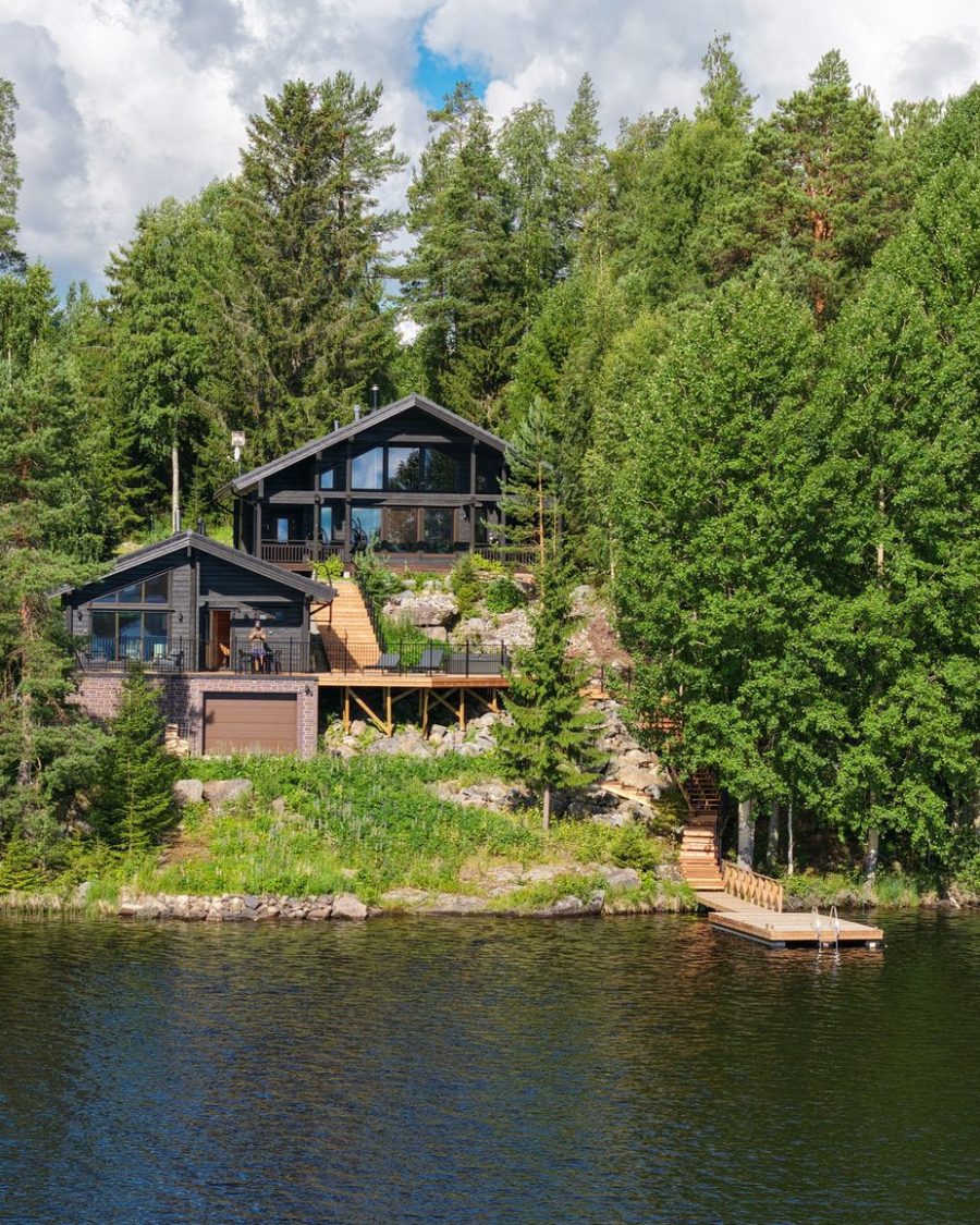 Huvila järven rannalla