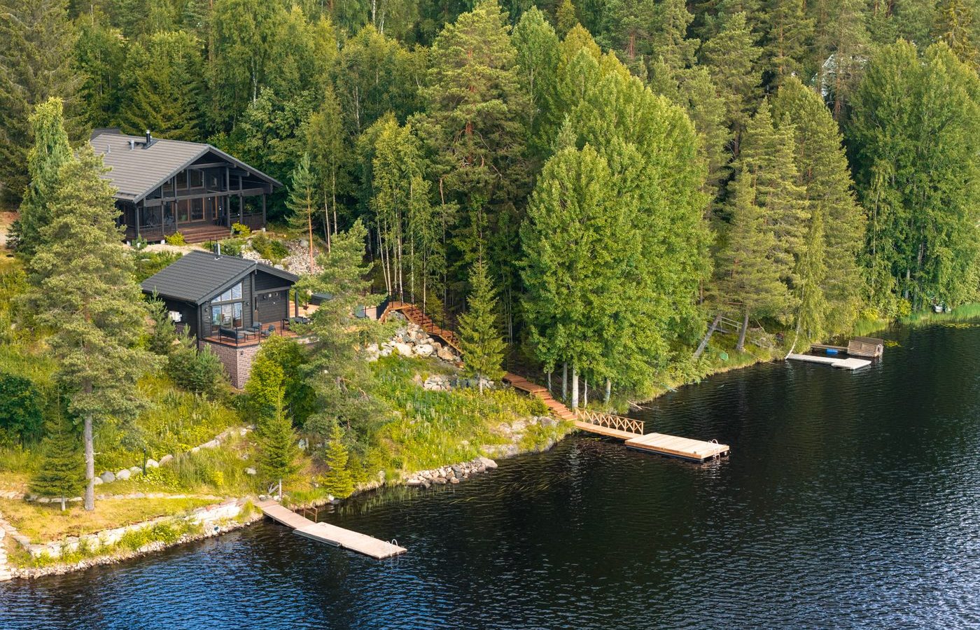 Ilmakuva huviloista järven rannalla