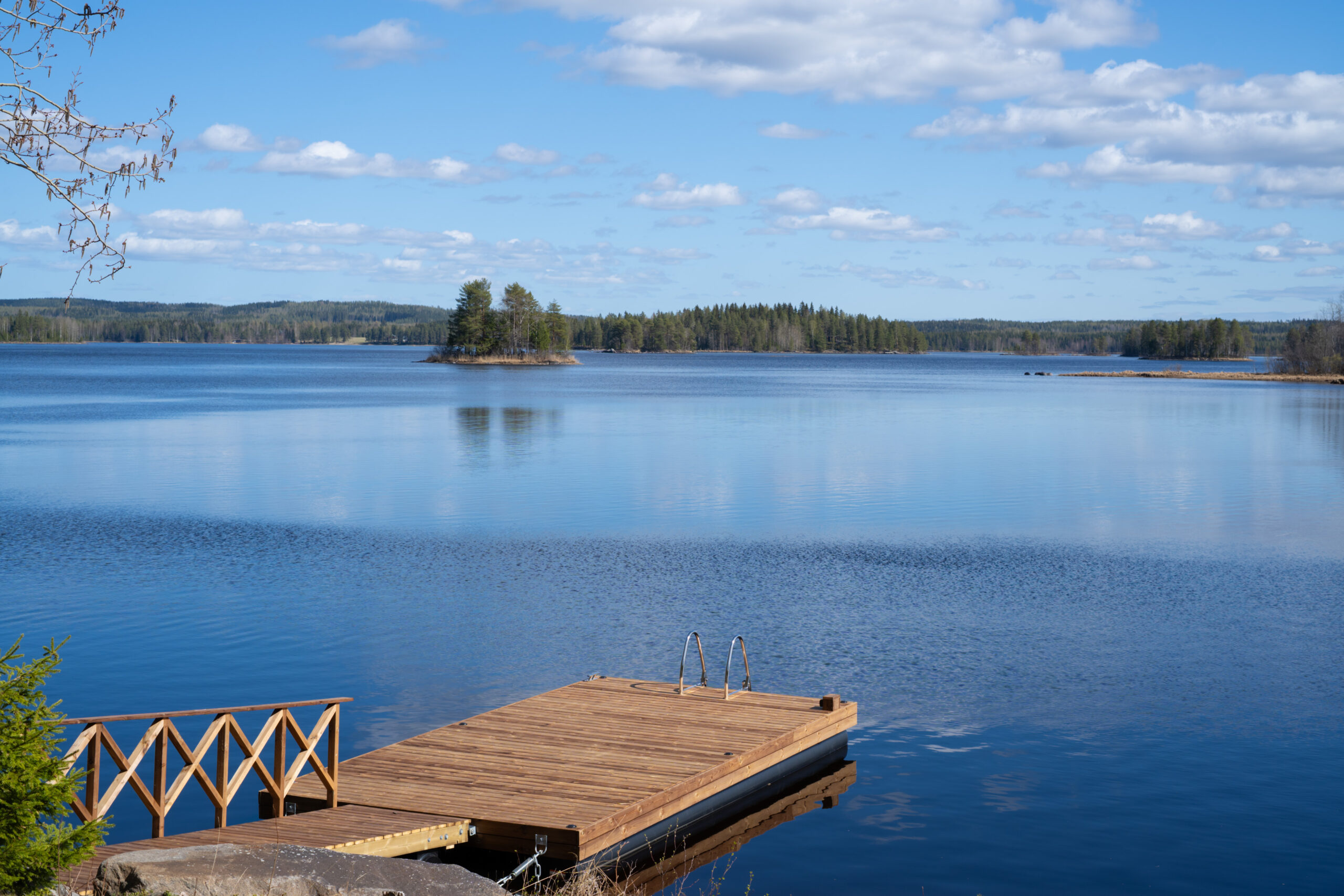 Laituri järvenrantamökillä. Laiturin tehnyt mökkipiste.